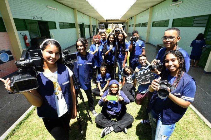 Professor Genilson, com os alunos do projeto Linguagens, da CEF 209 de Santa Maria. Alunos podem participar de diversos cursos no contraturno das aulas