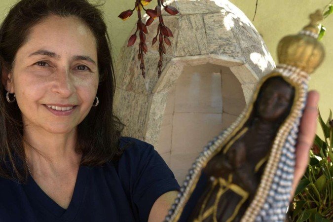  
Glória fez uma gruta para abrigar a imagem que ganhou dos filhos