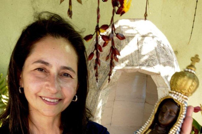  11/10/2022. Crédito: Carlos Vieira/CB/D.A Press. Brasil. Brasília - DF. Cidades. Devota de Nossa Senhora Aparecida. Glória Regina Alves Silva Menezes, 59, aposentada e moradora do Jardim Botânico.