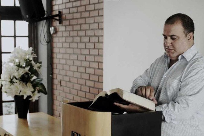 O filme dirigido por Pimentel mostra religião ungida por política       