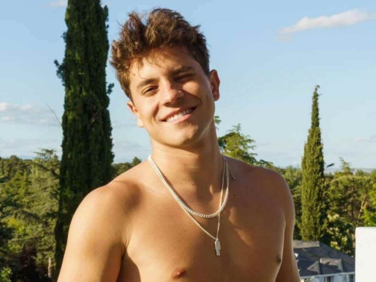 André Lamoglia, astro de ‘Elite’, posa sem camisa e destaca peitoral na web