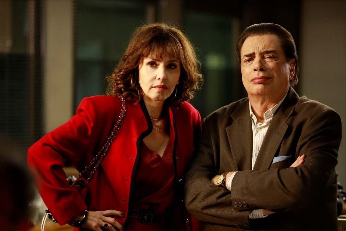 Leona Cavalli e José Rubens Chachá como Íris Abravanel e Sílvio Santos na série O rei da TV