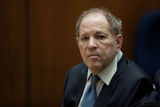 O ex-produtor de cinema Harvey Weinstein aparece no tribunal no Clara Shortridge Foltz Criminal Justice Center em Los Angeles, Califórnia, em 04 de outubro de 2022. - Weinstein foi extraditado de Nova York para Los Angeles para enfrentar acusações relacionadas a sexo. -  (crédito: ETIENNE LAURENT / POOL / AFP)