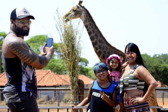 Os vendedores Kamila Sousa e o marido Jonas Oliveira levaram os filhos ao zoológico - (crédito: Fotos: Marcelo Ferreira/CB/D.A Press) Os vendedores Kamila Sousa e o marido Jonas Oliveira levaram os filhos ao zoológico - (crédito: Fotos: Marcelo Ferreira/CB/D.A Press)