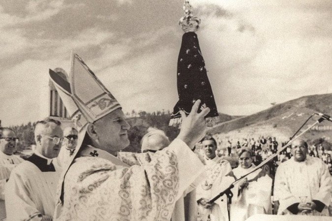 Há quem acredite que a imagem exposta no Santuário Nacional não é a original - (crédito: BBC) Há quem acredite que a imagem exposta no Santuário Nacional não é a original - (crédito: BBC)