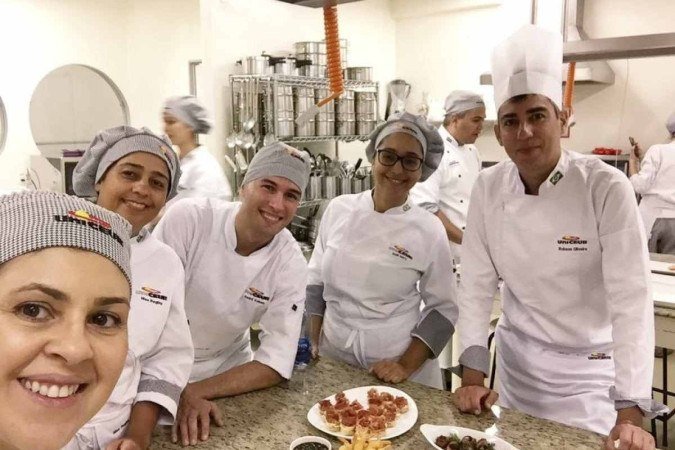 Robson e parte de sua turma de alunos do curso de gastronomia do Uniceub  
