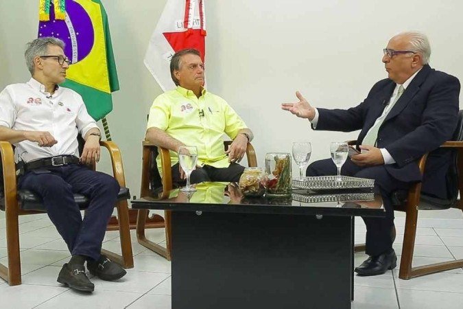Bolsonaro, com Zema, na entrevista: pedido de desculpas à população por comportamento Bolsonaro, com Zema, na entrevista: pedido de desculpas à população por comportamento