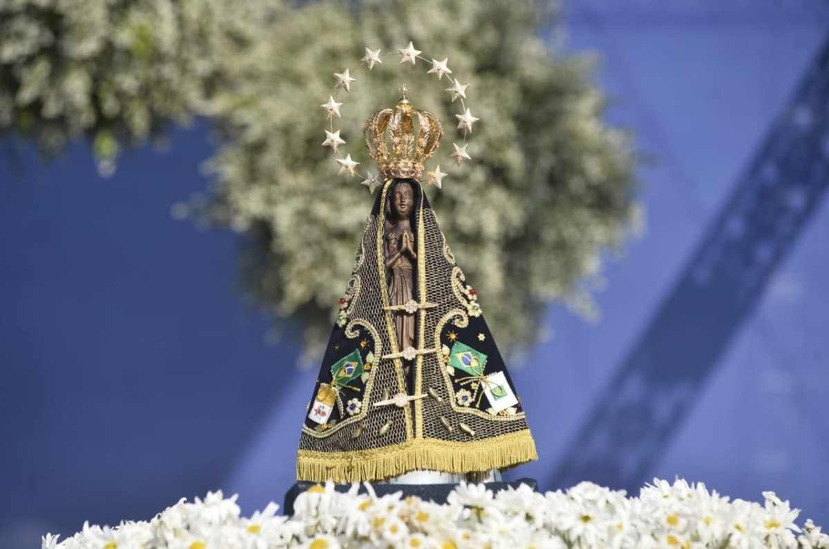 Festa De Nossa Senhora Aparecida Re Ne Milhares De Fi Is Na Esplanada