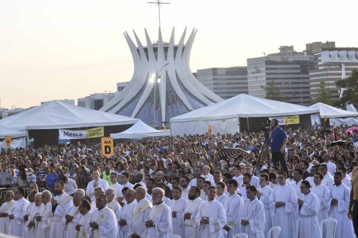 Festa de Nossa Senhora Aparecida reúne milhares de fiéis na Esplanada