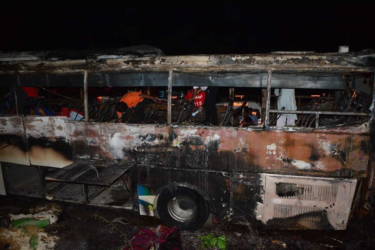 Incêndio em ônibus mata 18 vítimas das inundações no Paquistão