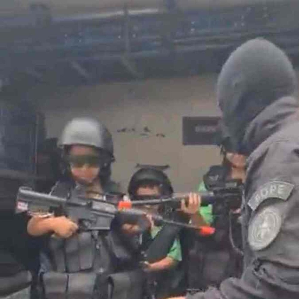 Evento da PM do RJ tem crianças com simulacros de fuzil; veja vídeo