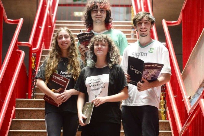  13/10/2022 Crédito: Marcelo Ferreira/CB/D.A Press. Brasil. Brasilia - DF -  Sigma da Asa Norte, alunos falam da expectativa para o Enem. Letícia de Sá (cabelo longo), Rodrigo Rafik (camisa verde), Gabriella Costa (cabelo curto) e Otávio Simon (camisa branca).
