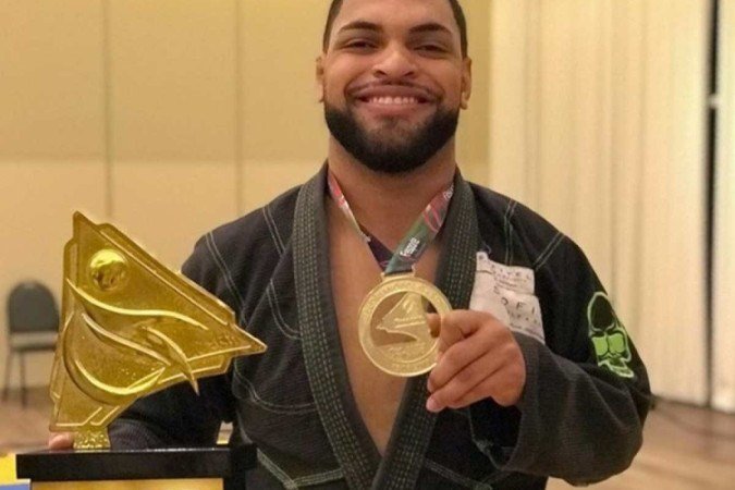 Depois de efetuar os disparos, o atirador saiu do local e fugiu correndo - (crédito: Reprodução/Instagram/@thaynanhigorbjj (13/10)) Depois de efetuar os disparos, o atirador saiu do local e fugiu correndo - (crédito: Reprodução/Instagram/@thaynanhigorbjj (13/10))