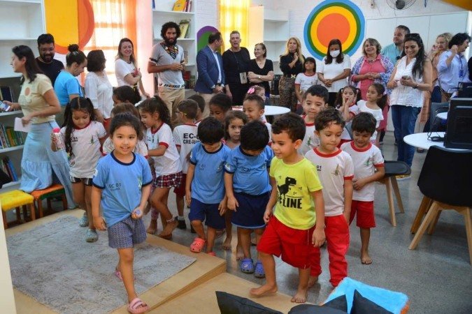 Em clima de alegria, as crianças receberam a primeira biblioteca