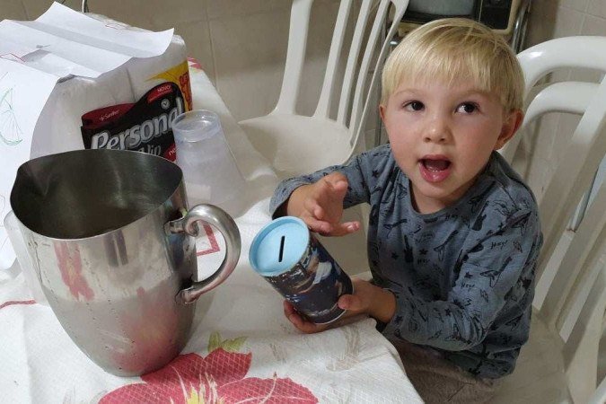 Davi conta com a ajuda do avô para vender limonada