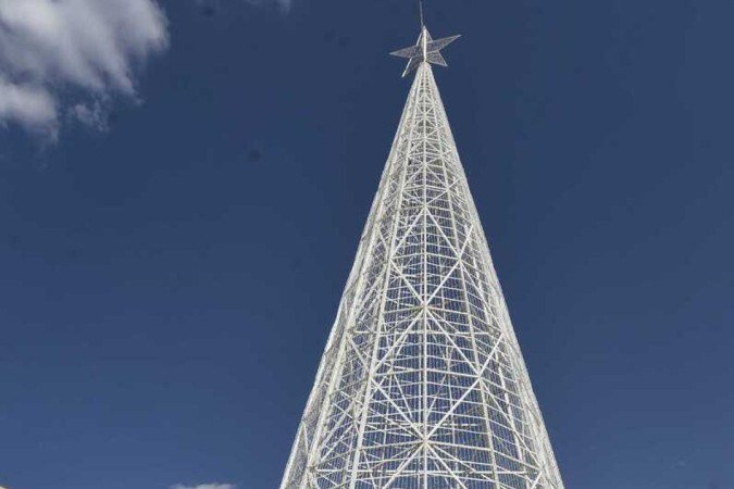 Taguatinga Shopping começou a montar árvore de Natal na área externa, que terá 33 metros