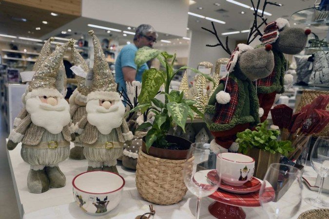 O clima é de animação entre os comerciantes. Decoração e itens natalinos começam a ser vistos nas prateleiras das lojas...