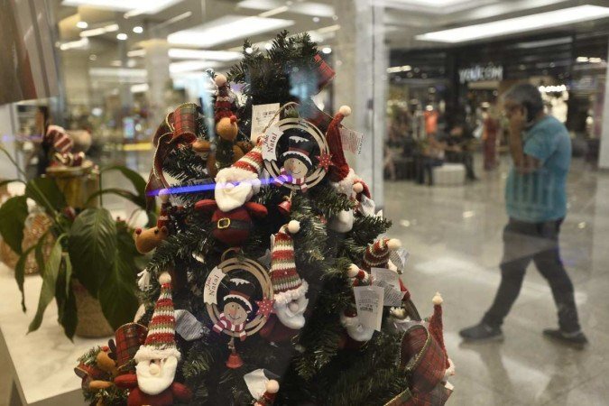 ... assim como nas vitrines dos estabelecimentos comerciais, onde o verde, o vermelho, o branco e o dourado dominam