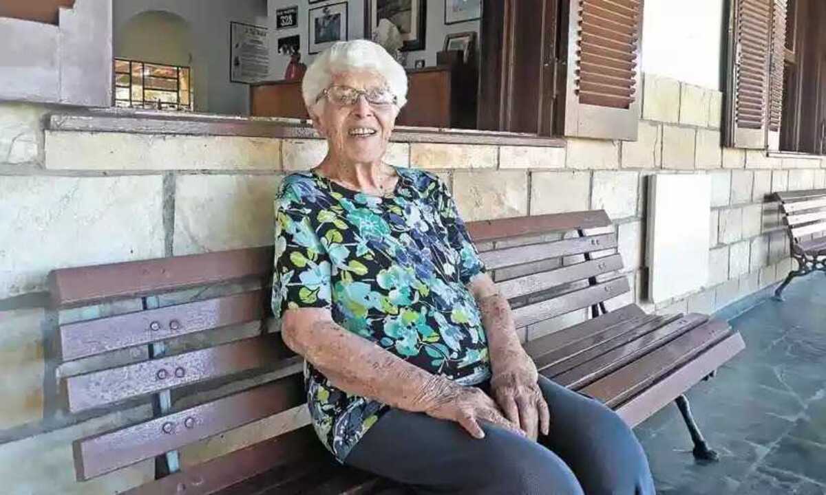  Mestra de 100 anos resume amor ao ensino: 'Tudo é trabalho. Gosto de fazer' 