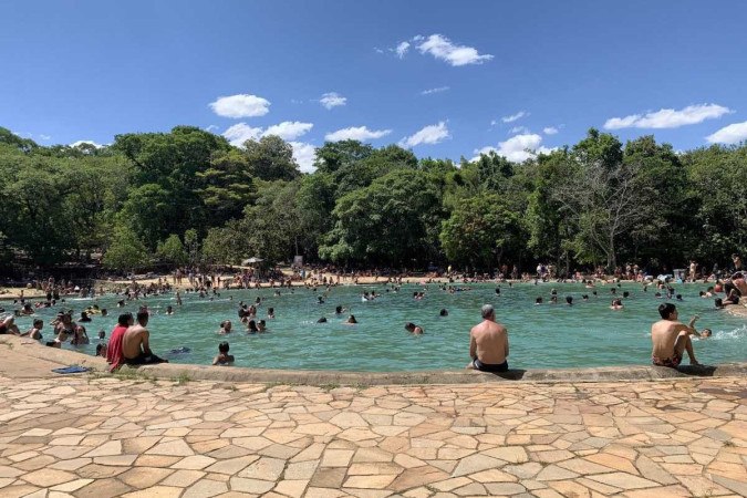 Brasilienses buscam alívio para o calor no Parque da Água Mineral