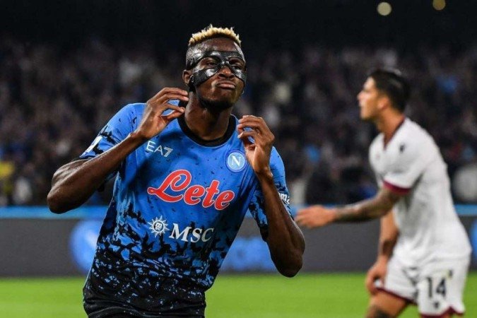 Napoli's Nigerian forward Victor Osimhen celebrates after scoring his side's third goal during the Italian Serie A footbal match between Napoli and Bologna on October 16, 2022 at the Diego-Maradona stadium in Naples. - (crédito: Tiziana Fabi/AFP) Napoli's Nigerian forward Victor Osimhen celebrates after scoring his side's third goal during the Italian Serie A footbal match between Napoli and Bologna on October 16, 2022 at the Diego-Maradona stadium in Naples. - (crédito: Tiziana Fabi/AFP)