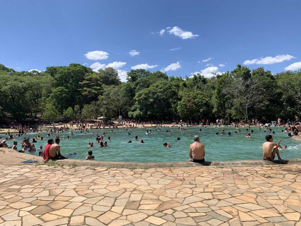 Brasilienses buscam alívio para o calor no Parque da Água Mineral