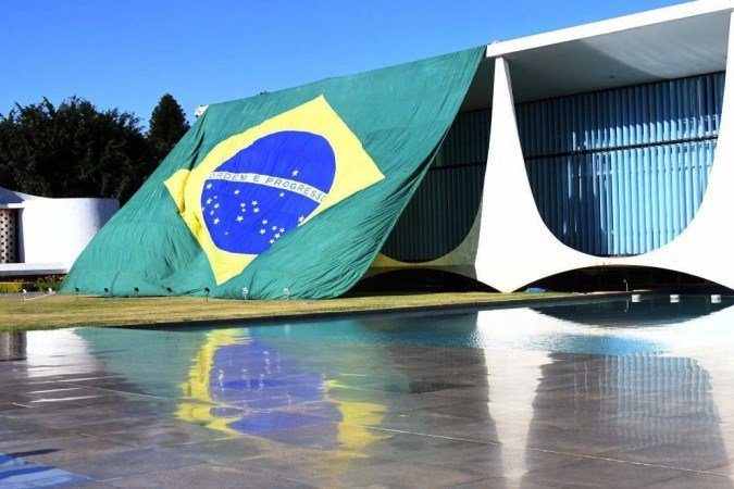 17/10/2022. Crédito: Ed Alves/CB/D.A Press. Politica. O presidente Jair Bolsonaro (PL) pediu para colocar uma bandeira do Brasil no Palácio da Alvorada. - (crédito: ED ALVES/CB/D.A.Press) 17/10/2022. Crédito: Ed Alves/CB/D.A Press. Politica. O presidente Jair Bolsonaro (PL) pediu para colocar uma bandeira do Brasil no Palácio da Alvorada. - (crédito: ED ALVES/CB/D.A.Press)