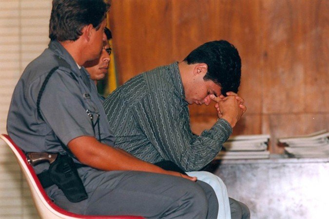  29/09/1994. Crédito: Glaucio Dettmar/CB/D.A Press. Brasil. Brasília - DF. Francisco Rivelino, membro da gangue Falange Satânica, um dos acusados do assassinato de Marco Antônio de Velasco Pontes, durante julgamento no Tribunal de Justiça do Distrito Federal - TJDF.
      Caption 