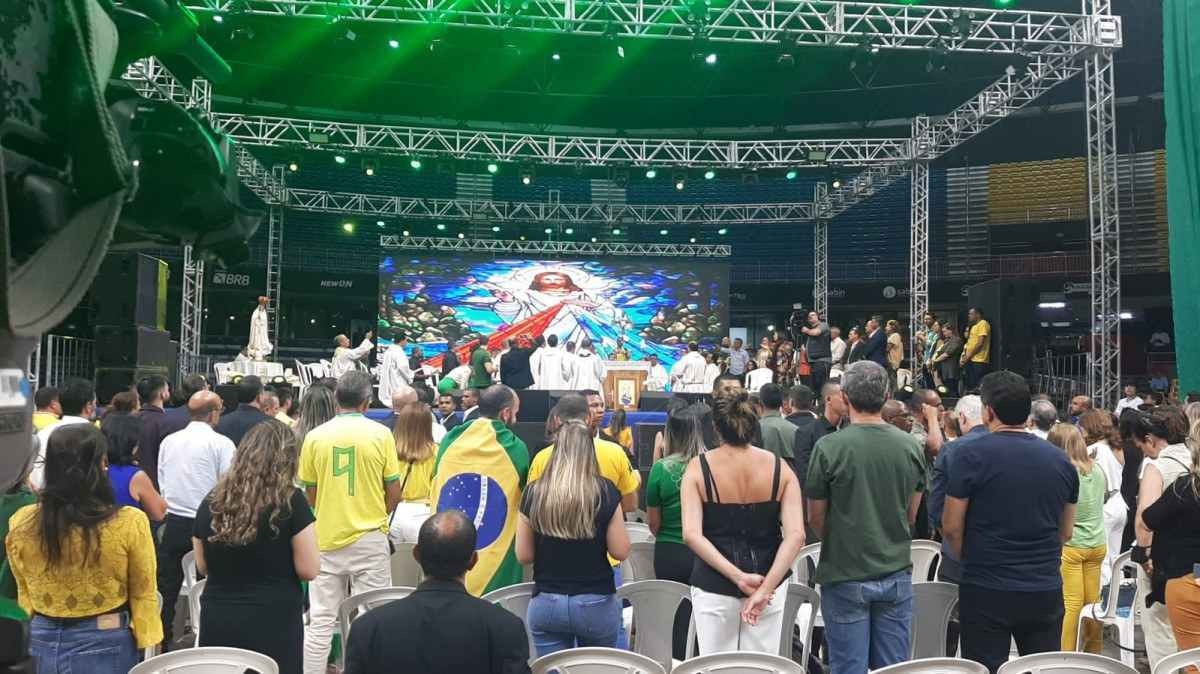 Católicos participam de ato com Bolsonaro e rezam 