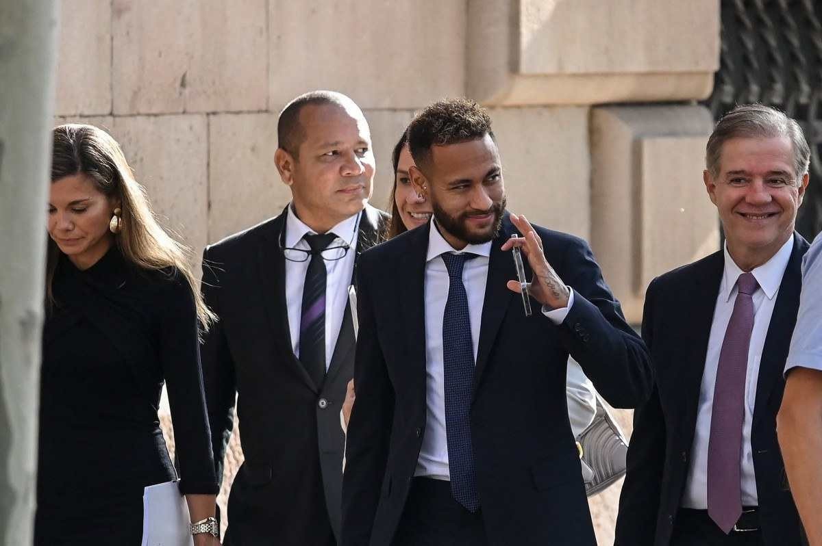 Neymar afirma em julgamento que assinava os documentos solicitados pelo pai