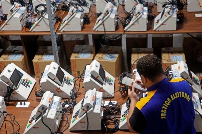 Fiscal do TSE confere urnas para o 2º turno. Tribunal quer saber o que militares acharam sobre a votação eletrônica - (crédito: Albari Rosa/AFP) Fiscal do TSE confere urnas para o 2º turno. Tribunal quer saber o que militares acharam sobre a votação eletrônica - (crédito: Albari Rosa/AFP)