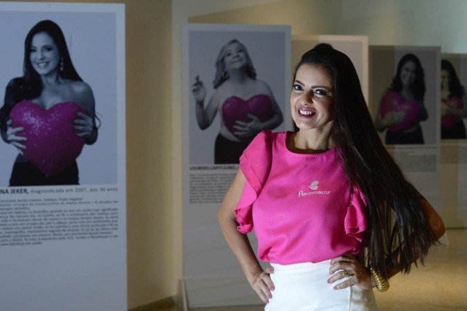  18/10/2022 Crédito: Marcelo Ferreira/CB/D.A Press. Brasil. Brasilia - DF -  Outubro Rosa. Joana Jeker, fundadora da ONG Recomeçar, que apoia mulheres com câncer de mama,  Durante a exposição Amor I Love You, Que é uma das ações da ong para o outubro rosa de 2022 na Câmara Legistaliva do Distrito Federal.