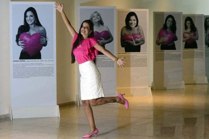  18/10/2022 Crédito: Marcelo Ferreira/CB/D.A Press. Brasil. Brasilia - DF -  Outubro Rosa. Joana Jeker, fundadora da ONG Recomeçar, que apoia mulheres com câncer de mama,  Durante a exposição Amor I Love You, Que é uma das ações da ong para o outubro rosa de 2022 na Câmara Legistaliva do Distrito Federal.