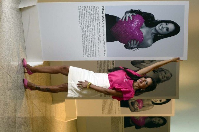  18/10/2022 CrÃ?Â©dito: Marcelo Ferreira/CB/D.A Press. Brasil. Brasilia - DF -  Outubro Rosa. Joana Jeker, fundadora da ONG RecomeÃ?Â§ar, que apoia mulheres com cÃ?Â¢ncer de mama,  Durante a exposiÃ?Â§Ã?Â£o Amor I Love You, Que Ã?Â© uma das aÃ?Â§Ã?Âµes da ong para o outubro rosa de 2022 na CÃ?Â¢mara Legistaliva do Distrito Federal.