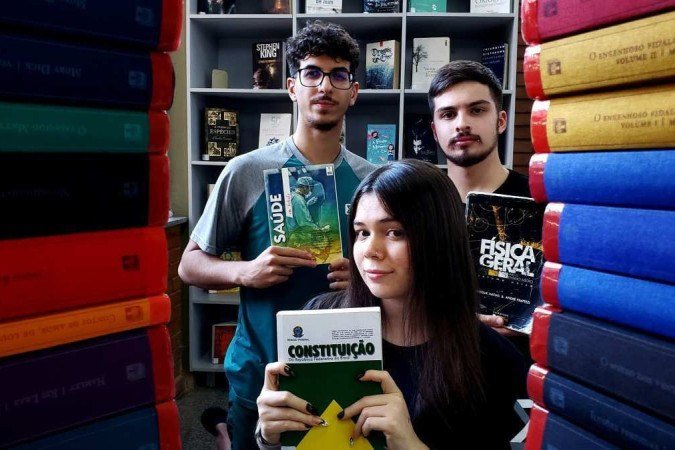  17/10/2022. Cr..dito: Carlos Vieira/CB/D.A Press. Brasil. Bras..lia - DF. Eu, Estudante. Como se preparar para os cursos mais concorridos. Maria Eduarda, Tiago Monteiro (óculos) e João Maurício.     