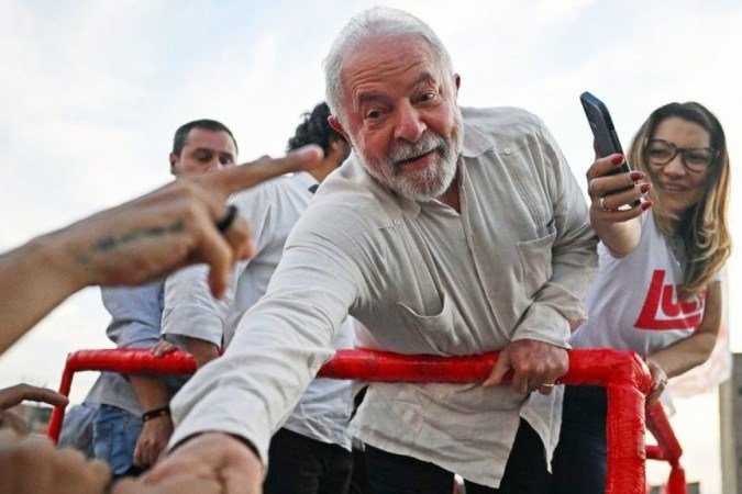 Lula oferece sua mão a apoiadores em ato em Belford Roxo, no Rio de Janeiro, em 11 de outubro.
crédito: CARL DE SOUZA/GETTY IMAGES
- Lula oferece sua mão a apoiadores em ato em Belford Roxo, no Rio de Janeiro, em 11 de outubro.
crédito: CARL DE SOUZA/GETTY IMAGES
-