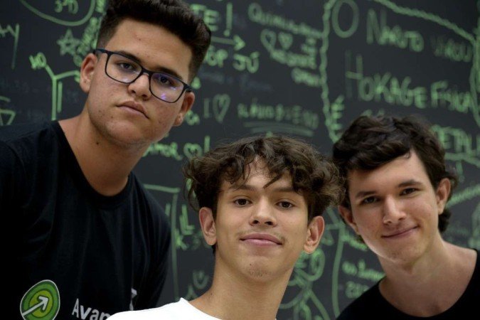 Os estudantes Felipe Hamú, Lucas Ferreira e Giovani Daldegan estão se empenhando ao máximo na preparação para a prova de ciência da natureza - (crédito: Carlos Vieira/CB) Os estudantes Felipe Hamú, Lucas Ferreira e Giovani Daldegan estão se empenhando ao máximo na preparação para a prova de ciência da natureza - (crédito: Carlos Vieira/CB)
