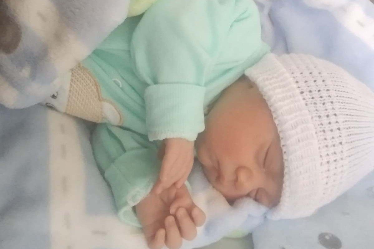 Bebe que nasceu em banheiro de hospital e transferido e vai para UTI