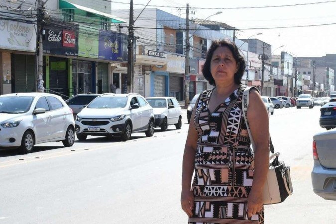  19/10/2022. Crédito: Ed Alves/CB/D.A Press. Cidades. Falta de Transporte publico em Vicente Pires e falta de paradas de Onibus. Na foto Maria Aparecida. 