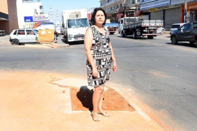  19/10/2022. Crédito: Ed Alves/CB/D.A Press. Cidades. Falta de Transporte publico em Vicente Pires e falta de paradas de Onibus. Na foto Maria Aparecida. 