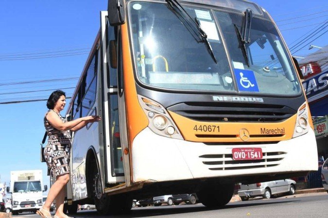  19/10/2022. Crédito: Ed Alves/CB/D.A Press. Cidades. Falta de Transporte publico em Vicente Pires e falta de paradas de Onibus. Na foto Maria Aparecida. 