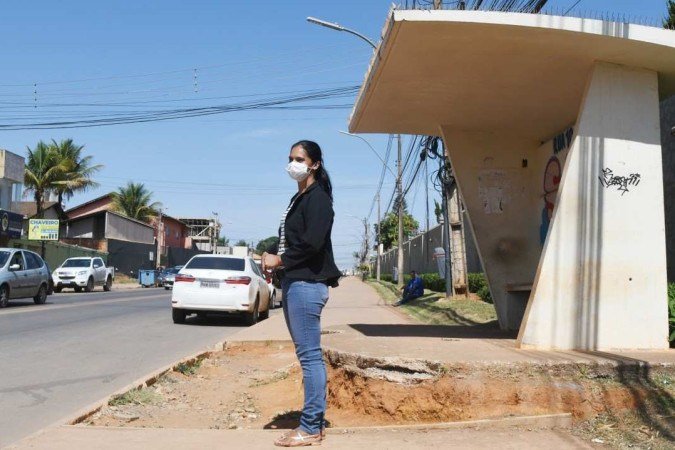  19/10/2022. Crédito: Ed Alves/CB/D.A Press. Cidades. Falta de Transporte publico em Vicente Pires e falta de paradas de Onibus. Na foto Analice Cavalcante. 