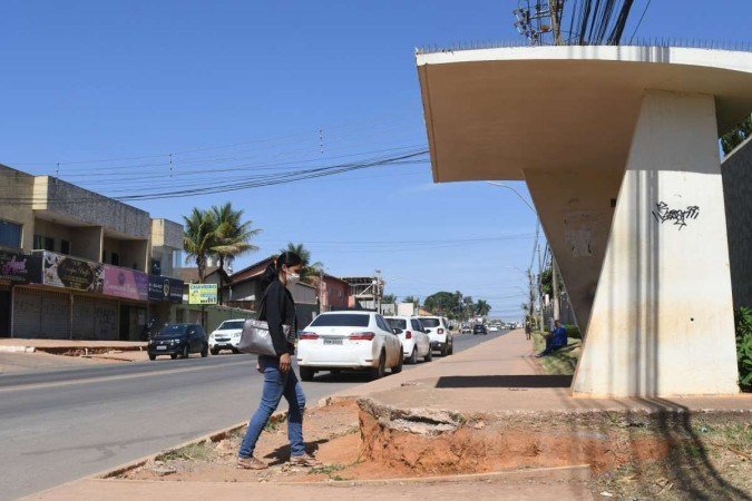  19/10/2022. Crédito: Ed Alves/CB/D.A Press. Cidades. Falta de Transporte publico em Vicente Pires e falta de paradas de Onibus. Na foto Analice Cavalcante. 