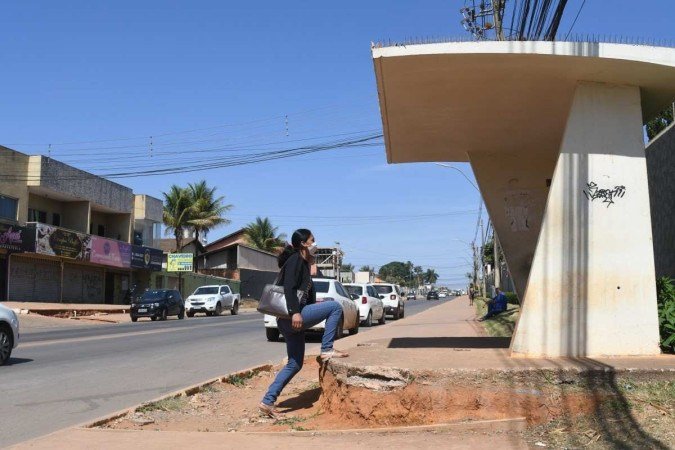  19/10/2022. Crédito: Ed Alves/CB/D.A Press. Cidades. Falta de Transporte publico em Vicente Pires e falta de paradas de Onibus. Na foto Analice Cavalcante. 