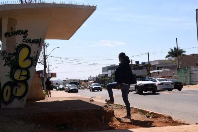  19/10/2022. CrÃ©dito: Ed Alves/CB/D.A Press. Cidades. Falta de Transporte publico em Vicente Pires e falta de paradas de Onibus. Na foto Analice Cavalcante. 