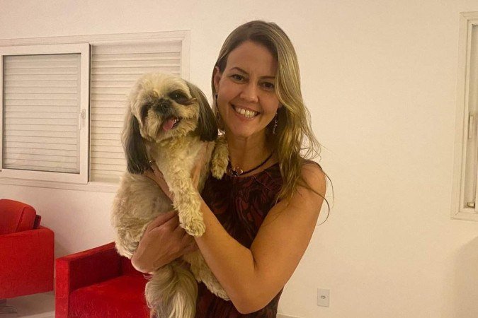Bruna Groba com a cachorra, Lucy, de 4 anos, após encontrar a cadela - (crédito: Arquivo pessoal) Bruna Groba com a cachorra, Lucy, de 4 anos, após encontrar a cadela - (crédito: Arquivo pessoal)
