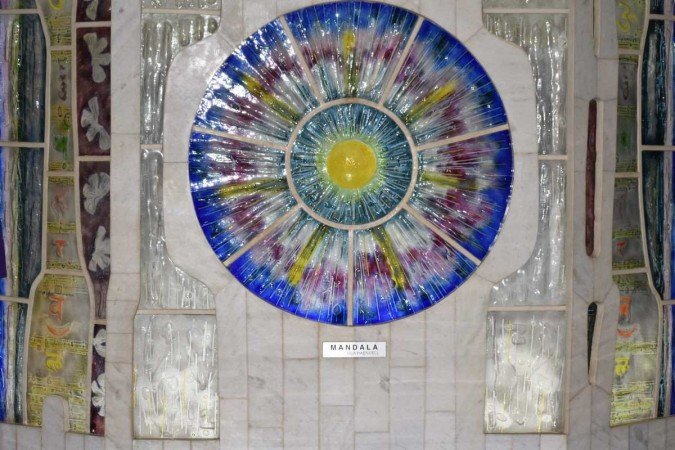 A mandala no centro do monumento é uma das representações do caráter universal do ambiente