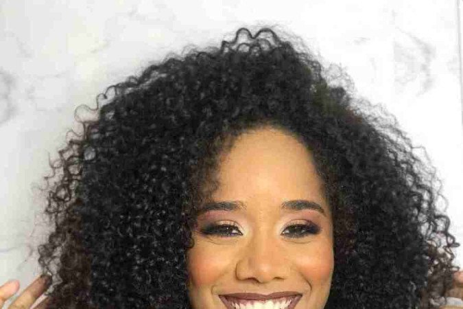 Carina França, pedagoga, exibe seus cachos com liberdade e beleza. 