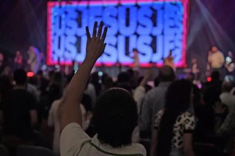 Líder religioso que usa culto para pedir voto arrisca multa e, em casos de ameaça, prisão