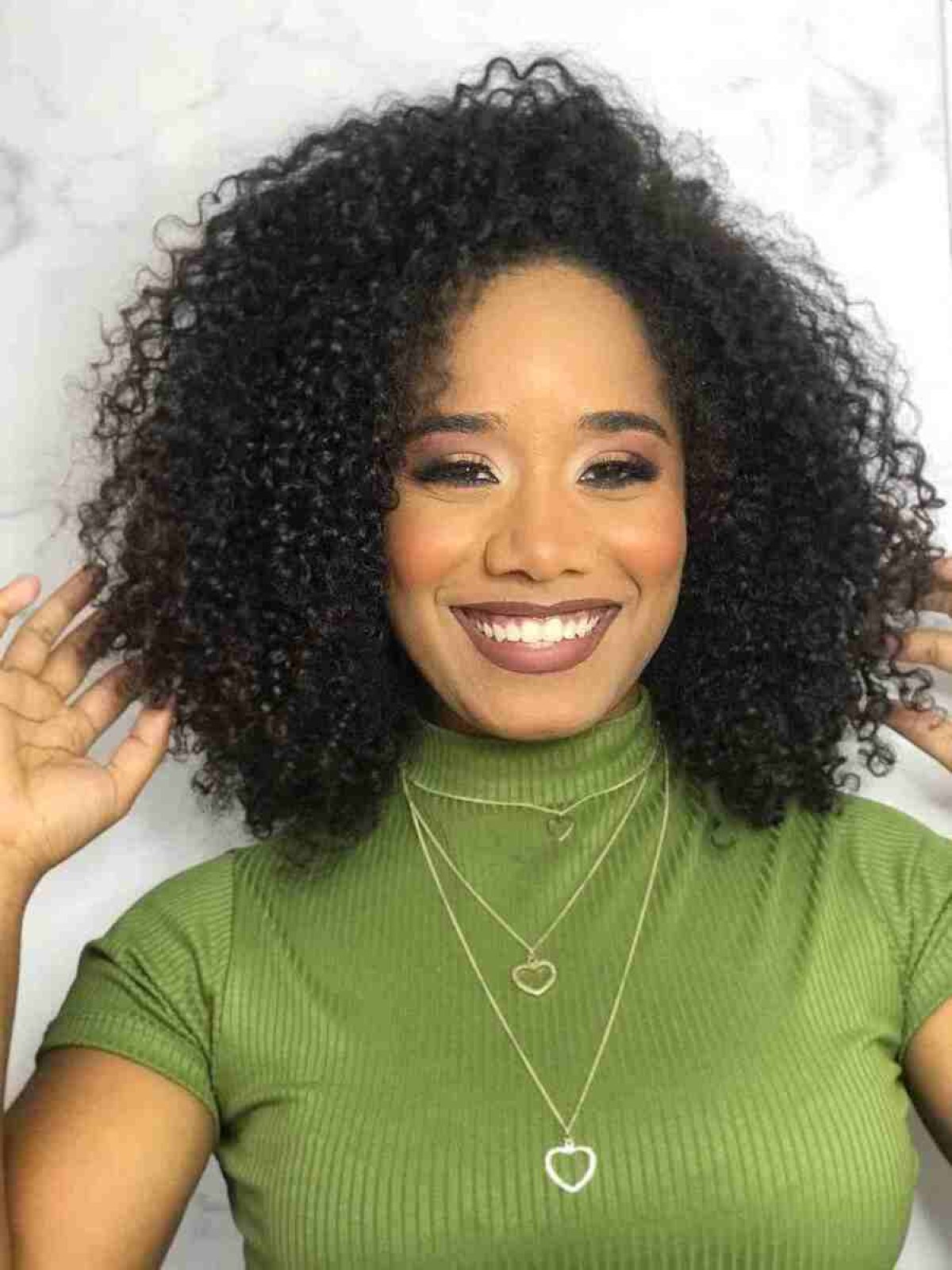 Carina França, pedagoga, exibe seus cachos com liberdade e beleza. 